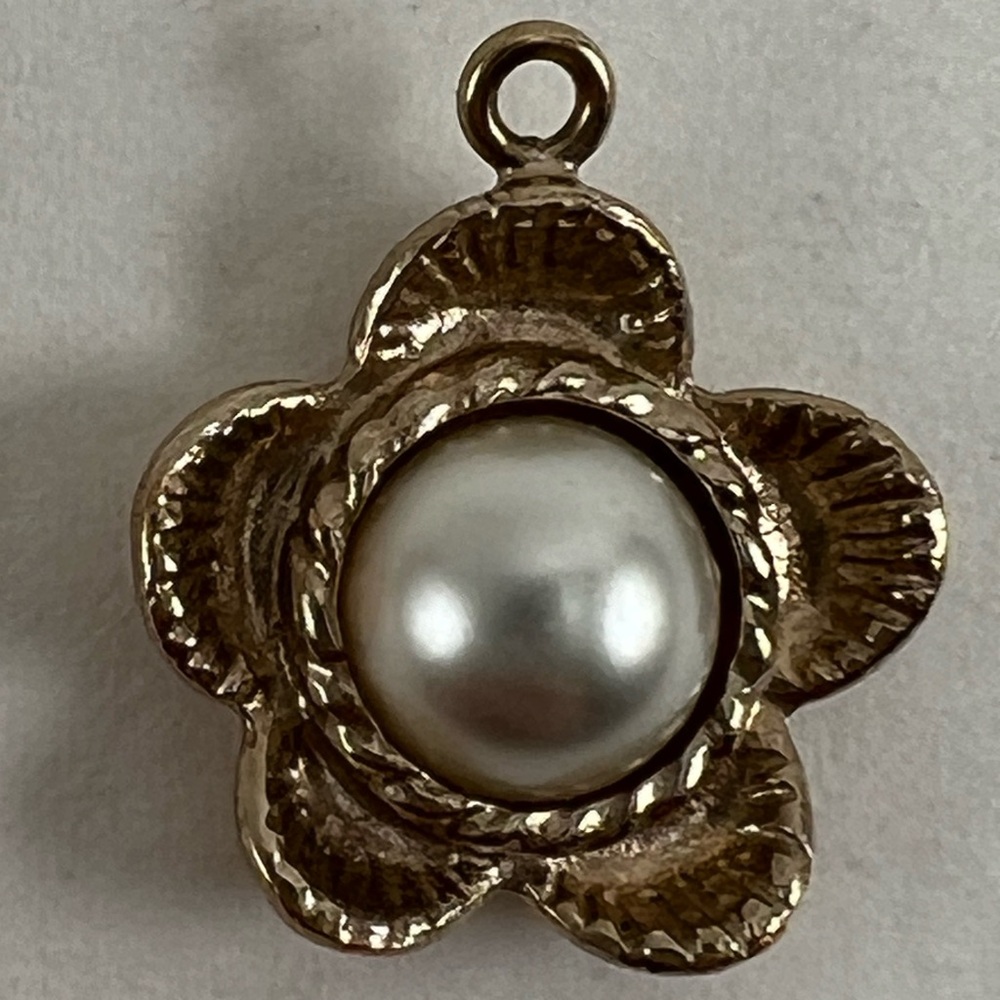 Vintage Chanel pearl flower pendant
